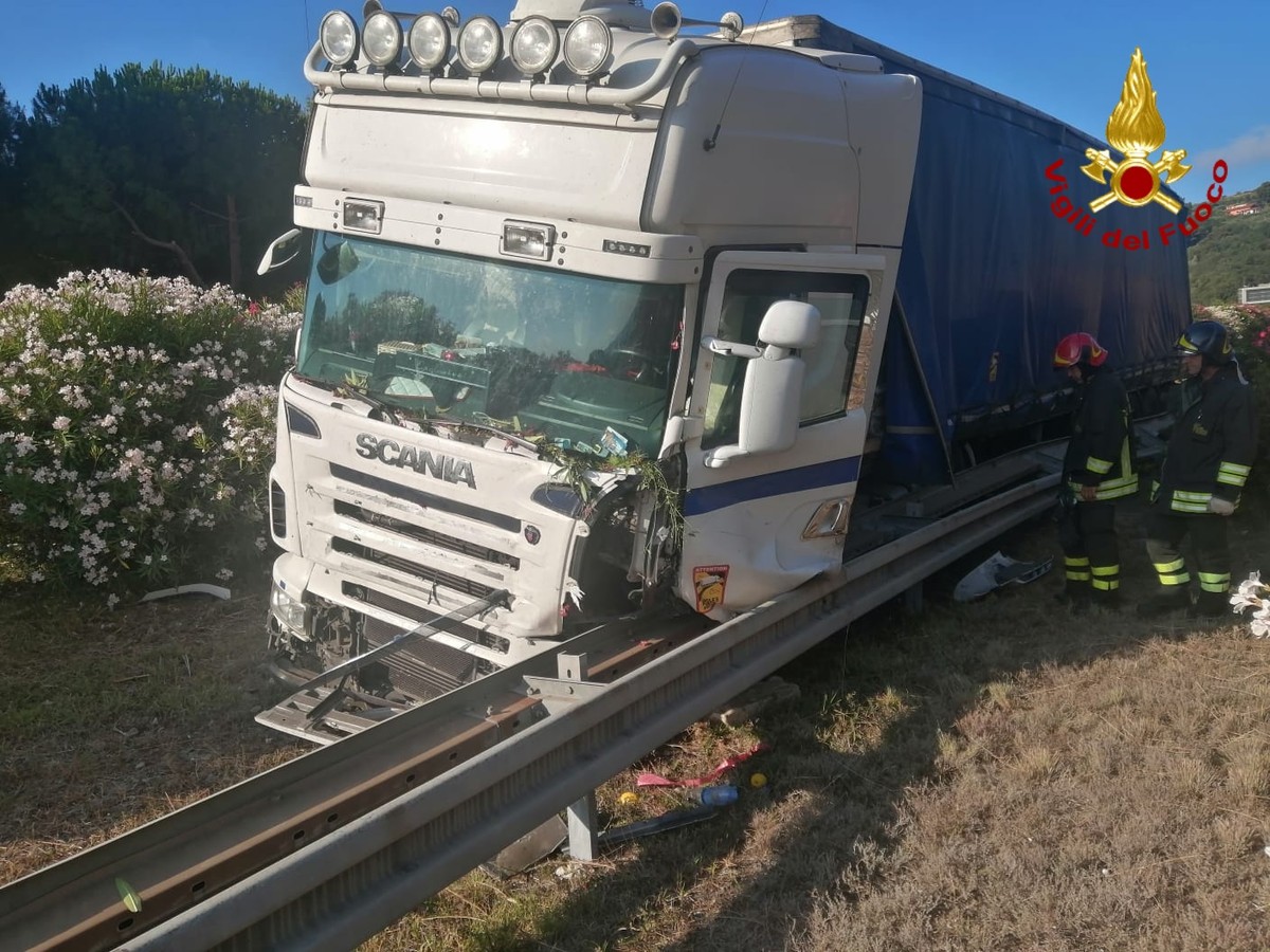 Camion Va Fuoristrada In A10 E Finisce In Un'aiuola Spartitraffico All ...