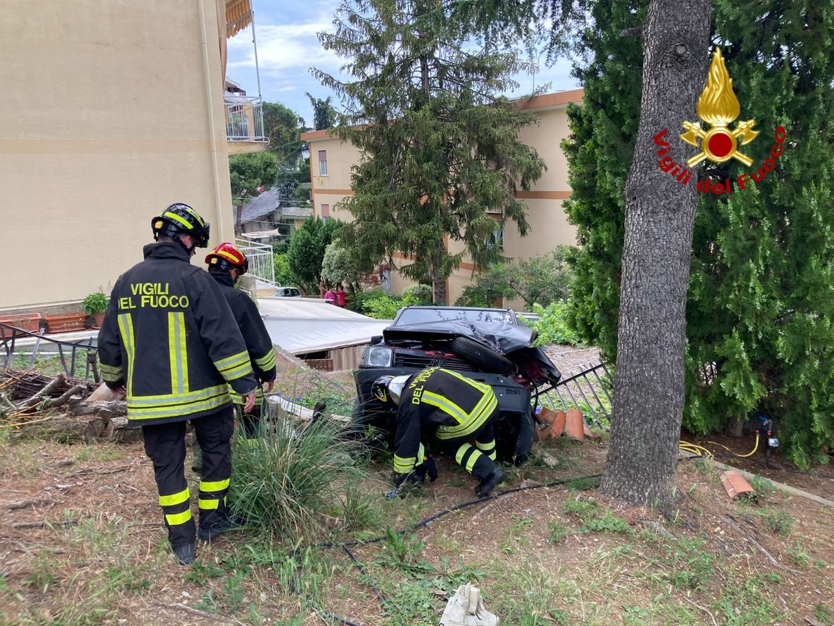 Sanremo Finisce Fuoristrada Con L Auto Occupanti Illesi Ma Vettura