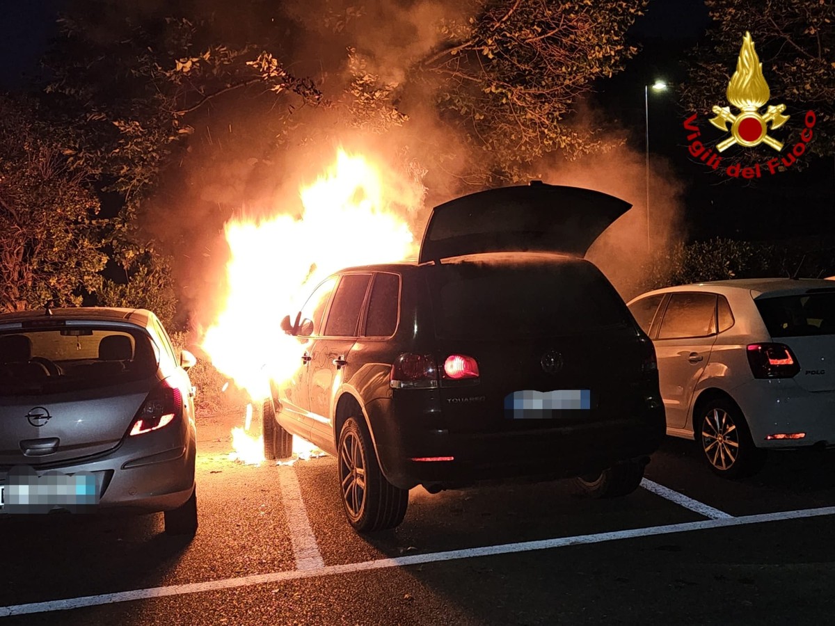 Fiamme Allo Svincolo Autostradale Di Imperia Est Distrutta Un Auto