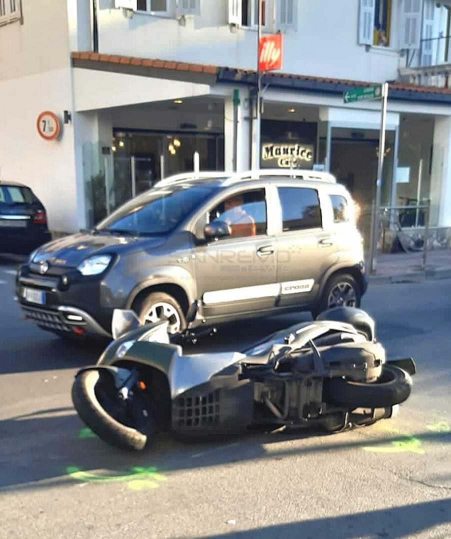 Sanremo automobilista abbagliato dal sole tampona scooter a San