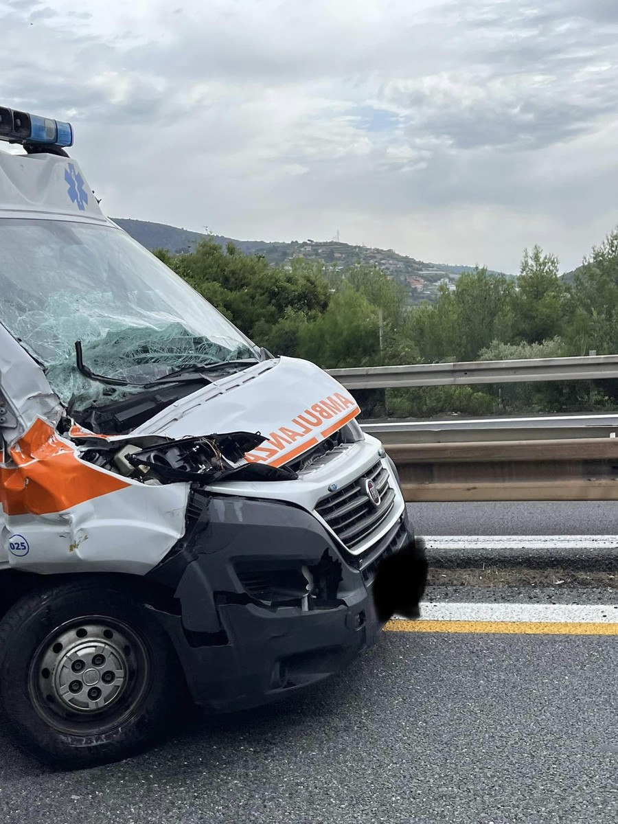 Arma Di Taggia Incidente In Autostrada Coinvolta Un Ambulanza Foto