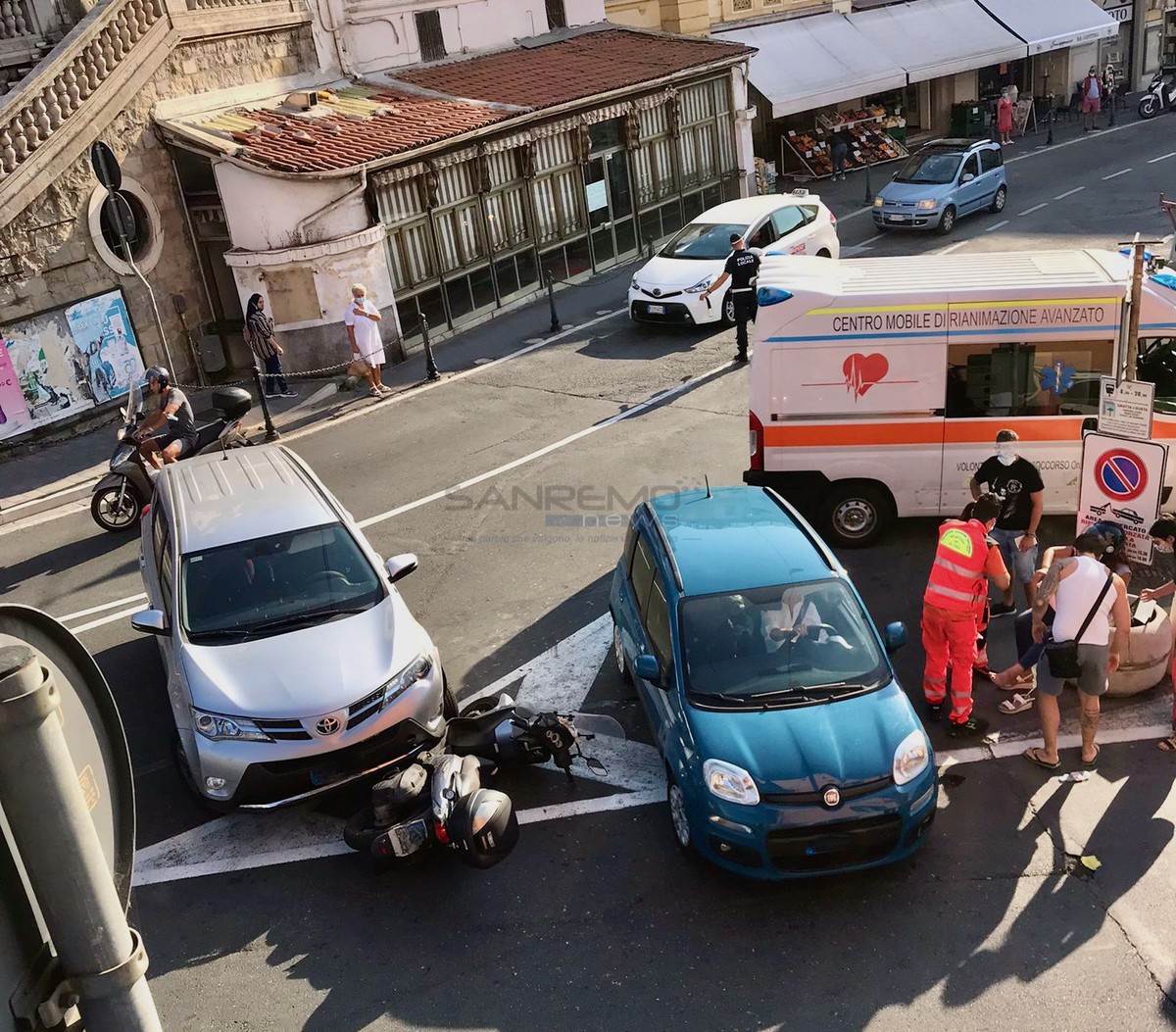 Sanremo fa inversione a U e travolge uno scooter incidente