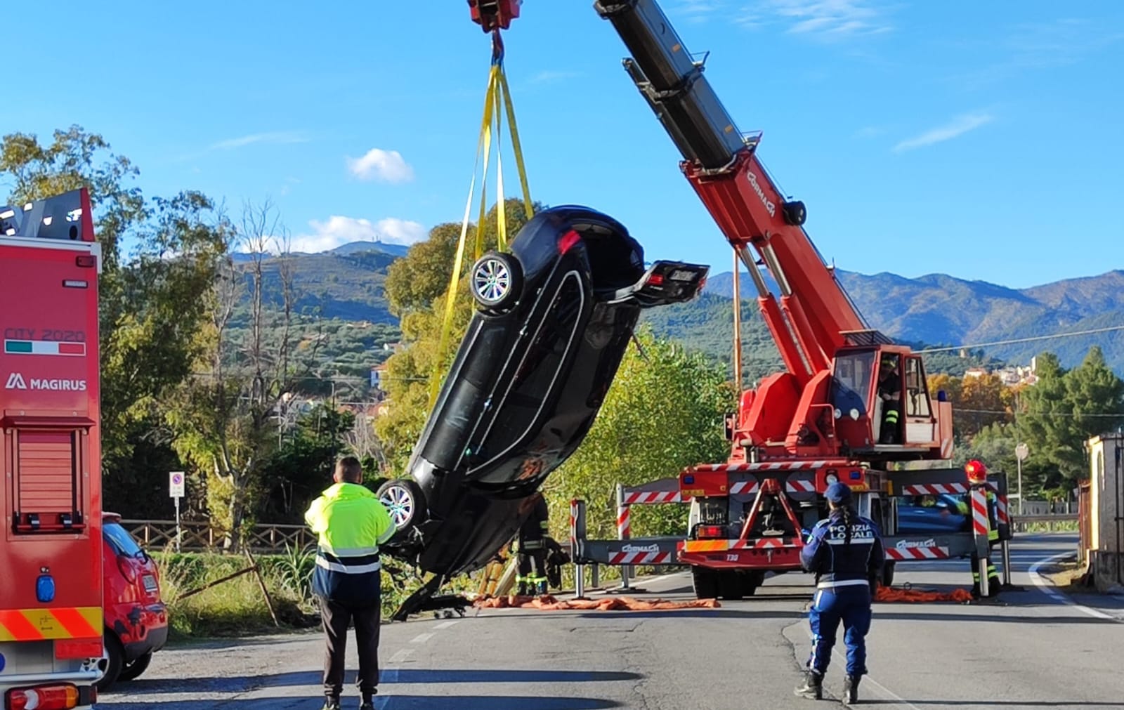 Auto Finisce Nel Torrente Ai Piani Illeso Il Conducente Foto