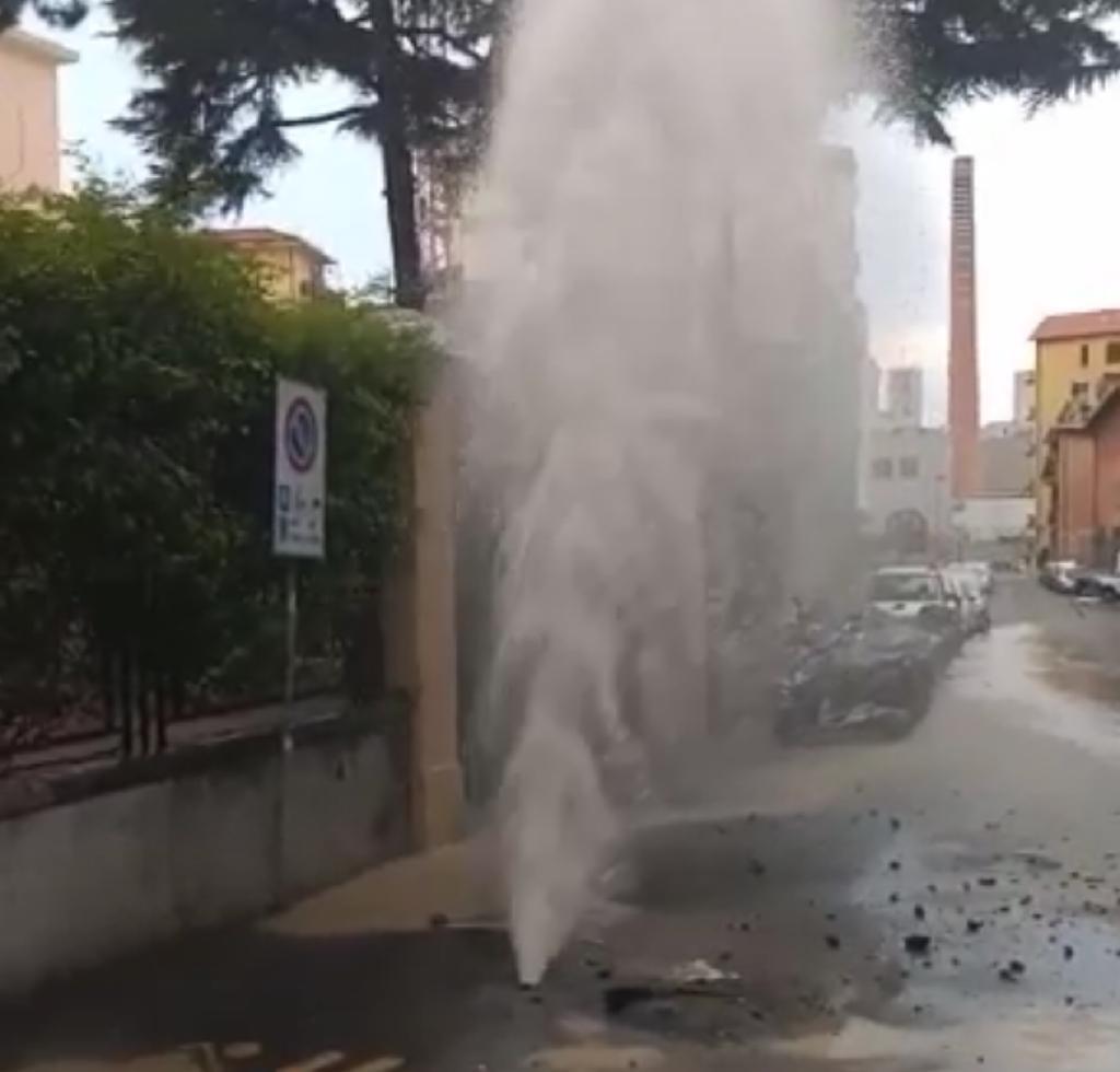 Imperia Ennesima Rottura Dell Acquedotto Geyser In Via Foce Foto