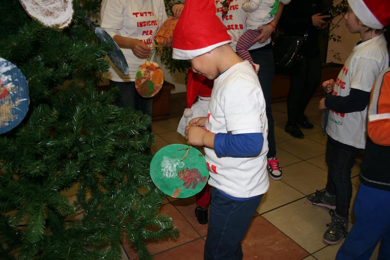 gia Gli Addobbi Dei Bimbi Del Servizio Domiciliare Le Bollicine Usate Per L Albero Di Natale Del Centro Commerciale La Riviera Sanremonews It