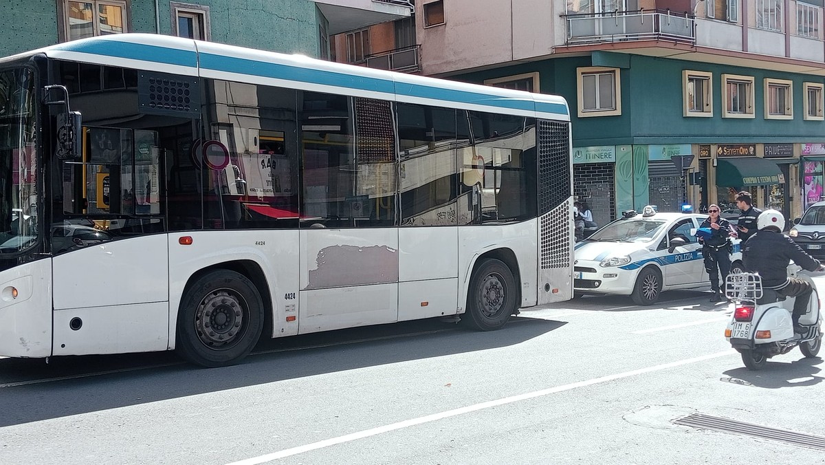 Sanremo Scontro Auto Bus All Uscita Della Galleria Francia Intervento