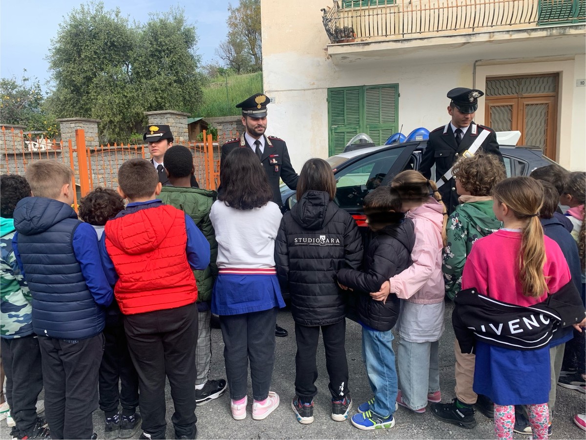 Sanremo, I Carabinieri incontrano i bimbi della Mater Misericordiae e ...