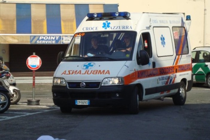 Dolceacqua: un uomo cade dal tetto mentre ripara un camino. Trasportato all'Ospedale di Sanremo