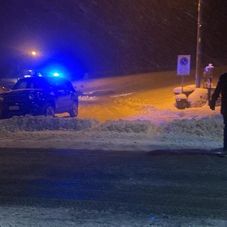 Neve, primi disagi: tir di traverso e traffico interrotto sulla Statale 28 del colle di Nava