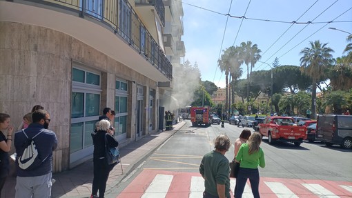 Taggia, prende fuoco Solarium: evacuato un condominio  (foto)