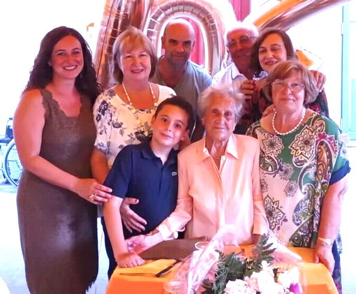 Fernanda Silotti con la famiglia (Foto Ansa)