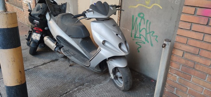 Imperia, carcasse di motorini e scooter segnalati dai cittadini in centro e in periferia