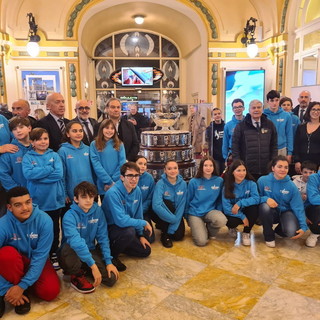 Visita dell'ASD Tennis Sanremo alla Coppa Davis esposta nella sala d’ingresso del Casinò