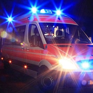 Imperia, scontro auto-moto nella notte in piazza Dante: feriti i due occupanti del ciclomotore