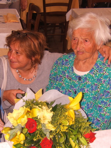 Cipressa: grande festa a Lingueglietta per il 105° compleanno di nonna 'Lisetta' Dolmetta