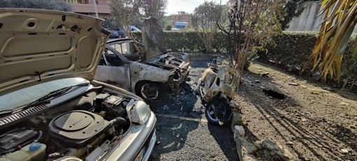 Sanremo, auto in fiamme nella notte: intervento dei vigili del fuoco. Interessato anche uno scooter e un'altra auto (Foto)