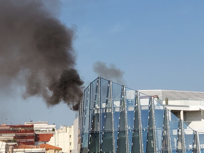 Incendio sul tetto del cinema in costruzione ad Antibes in rue Lancan: spento dai vigili del fuoco (foto e video)