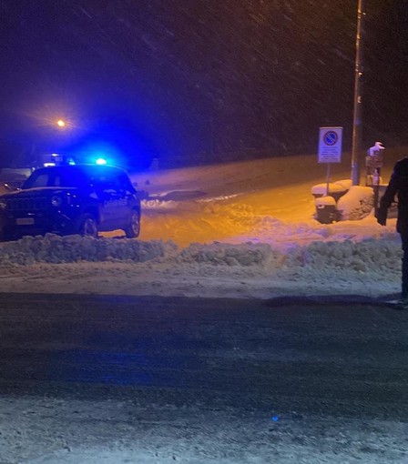 Neve, primi disagi: tir di traverso e traffico interrotto sulla Statale 28 del colle di Nava