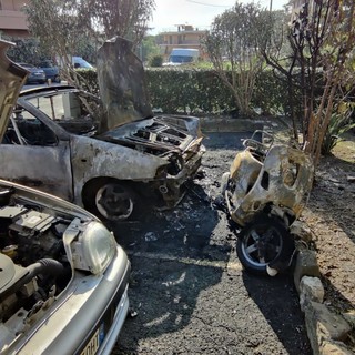 Sanremo, auto in fiamme nella notte: intervento dei vigili del fuoco. Interessato anche uno scooter e un'altra auto (Foto)