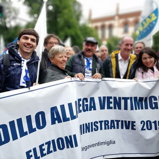 Anche una delegazione della Lega Ventimiglia ieri in piazza Duomo a Milano per Salvini