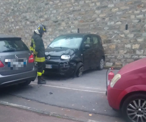Imperia, perde il controllo dell'auto, finisce contro un muro e scoppia l'airbag: 30enne al pronto soccorso
