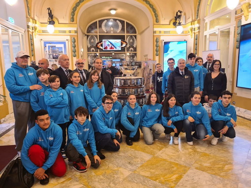 Visita dell'ASD Tennis Sanremo alla Coppa Davis esposta nella sala d’ingresso del Casinò