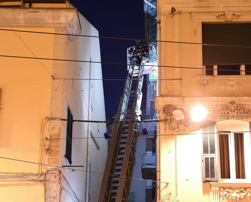 Sanremo, immobilizzato in casa col femore rotto: soccorsi in piazza Colombo (foto)