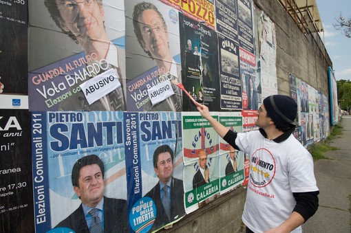 La colla cola, e la campagna si impasta: 5 stelle all'attacco dei manifesti &quot;abusivi&quot; (le foto, molte)