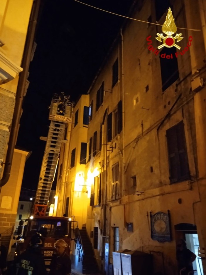 Imperia, fiamme dalla canna fumaria del ristorante 'U Papa' di Oneglia: intervento dei vigili del fuoco (foto)