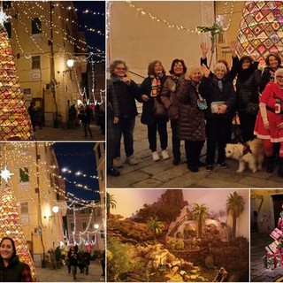 Bordighera Alta accende l'albero di Natale all'uncinetto (Foto e video)