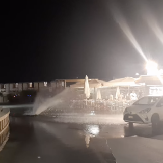 Acquedotto colabrodo a Imperia, nella notte geyser alla Marina di Porto Maurizio (video)