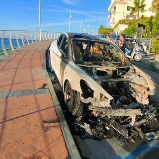 Imperia, auto elettrica in fiamme in via Boine: traffico interdetto alla Marina di Porto (foto)