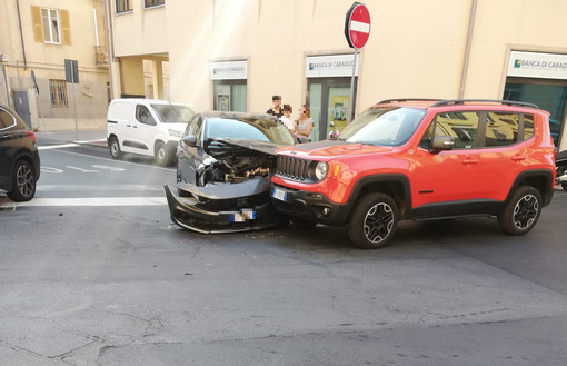 Imperia, schianto all'incrocio per una mancata precedenza tra via Schiva e via Alfieri (foto)