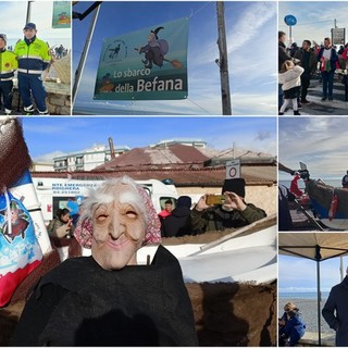 A Vallecrosia la Befana arriva sul lungomare a bordo di una barca (Foto e video)