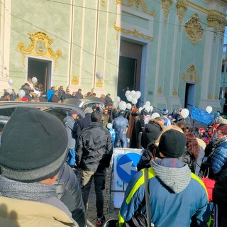 Sanremo, palloncini bianchi e folla commossa al funerale di Riccardo Battista (foto e video)