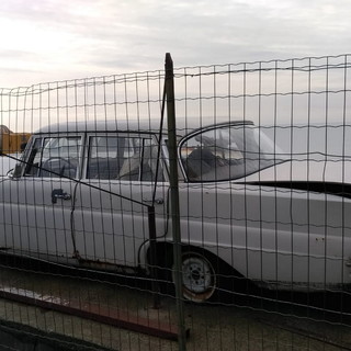 Sanremo: cimitero di auto a Poggio, la segnalazione con foto di un lettore