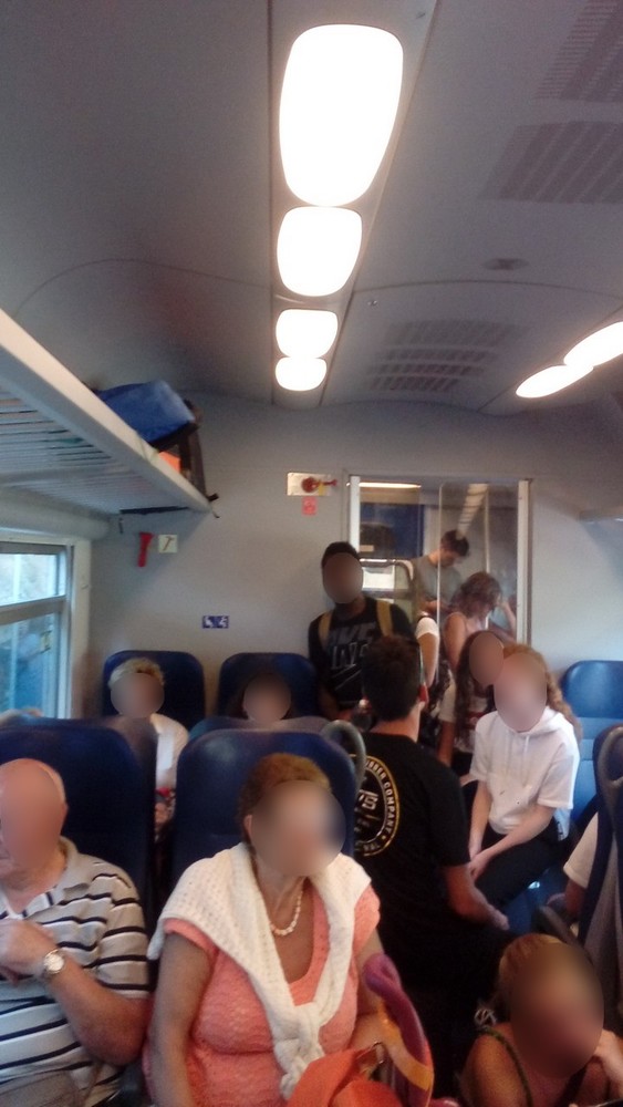 Da Bordighera a Torino quattro ore di viaggio in condizioni disagiate, la segnalazione con foto di una lettrice