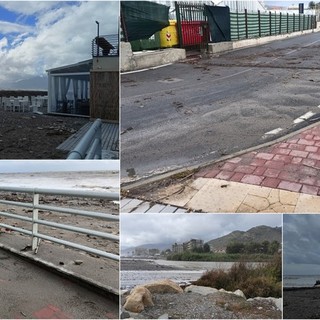 Mareggiata a Camporosso, le onde raggiungono la strada e la ciclopedonale (Foto e video)