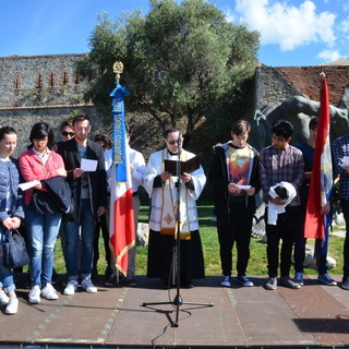 Sanremo: i giovani delle scuole la vera novità delle celebrazioni per il 25 aprile, alza bandiera quest'anno al porto (Foto e Video)