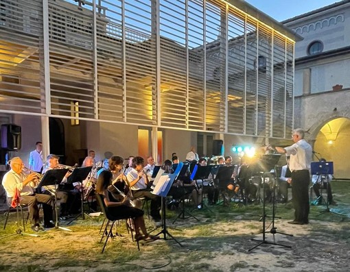 L’Orchestra Filarmonica Giovanile Città di Ventimiglia riempie di musica il giardino del Chiostro di Sant’Agostino (foto)