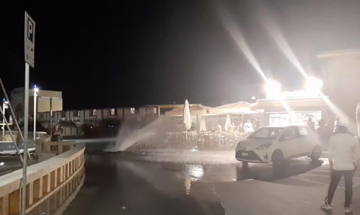 Acquedotto colabrodo a Imperia, nella notte geyser alla Marina di Porto Maurizio (video)