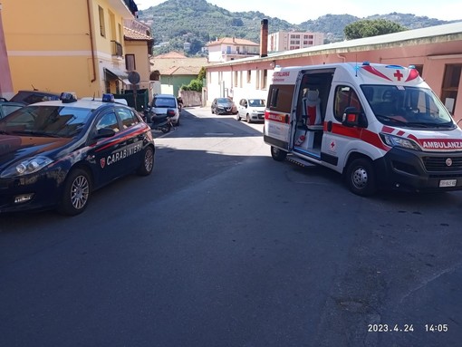 Imperia, dà in escandescenze e si arrampica sui balconi in piazza d'Armi: intervento di Croce Rossa e Forze dell'ordine (foto)