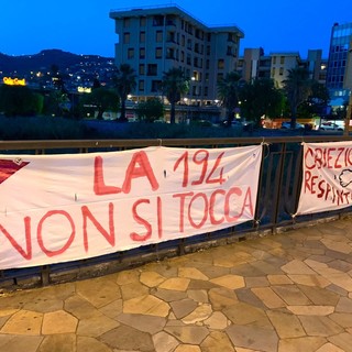 Aborto, a Imperia la protesta di ‘Non una di meno’: subito strappati gli striscioni sul ponte Impero (foto)