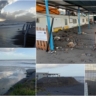 Mareggiata a Vallecrosia: le onde raggiungono la sede dell'associazione dei Marinai (Foto e video)