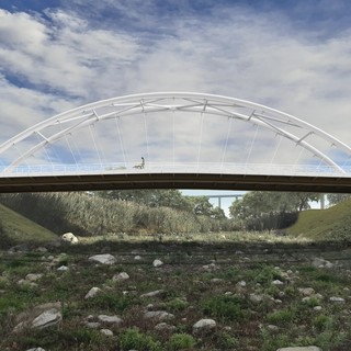 Demolizione del ponte di Piani a Imperia, navetta ogni mezz'ora ma i residenti: “Tremila persone isolate, occorre una passerella”