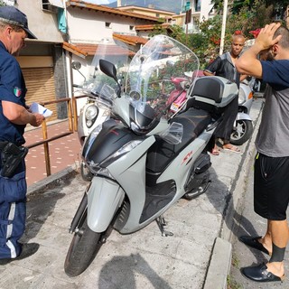 Sanremo, auto parcheggiata in discesa travolge motorini e trancia tubo del gas (foto)