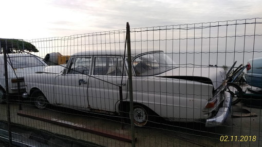 Sanremo: cimitero di auto a Poggio, la segnalazione con foto di un lettore