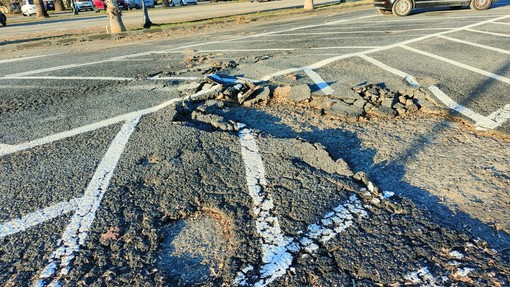 Imperia, mareggiata a Borgo Prino. Residenti infuriati: “Da diverso tempo chiediamo al Comune un molo frangiflutti” (foto)