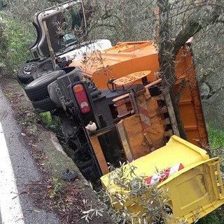 Borgomaro, camion della spazzatura finisce fuoristrada: intervento dei vigili del fuoco per estrarre il conducente (foto)