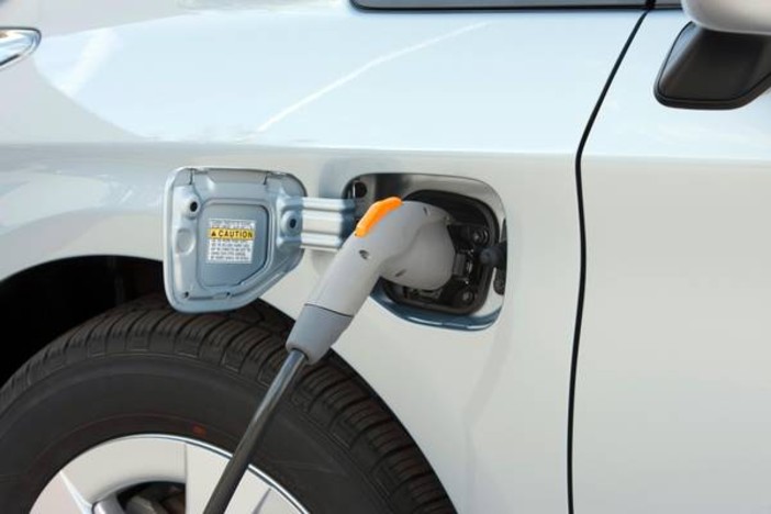 Auto elettriche: pro e contro della rivoluzione verde su quattro ruote